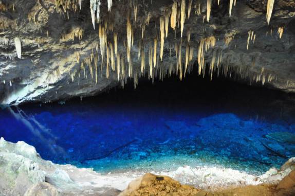 Parece magia, mas é verdade: uma lago azul no fundo da caverna que leva seu nome, a Gruta Azul, em Bonito, no Mato Grosso do Sul